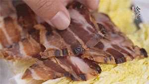 依次擺放娃娃菜和醬肉。