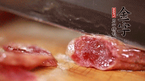 金字香腸蒸或煮至7成熟，切成片備用。