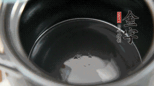 依次把排骨、玉米、蓮藕、荸薺放入砂鍋中。（根據食材的難易熟度放置，難熟的放下面，其他湯品也是一樣。）