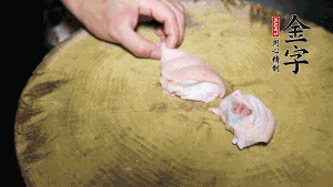 新鮮豬蹄切成塊狀，冷水入鍋，加姜片、黃酒汆燙3分鐘，出鍋后洗凈。（要先將豬蹄的蹄甲和毛處理干凈，如果有毛扎扎的感覺，非常影響口感。大火燒開后，撇去血沫，要多撇幾遍至干凈，這樣才可使湯色更鮮亮、清淡不油膩。）