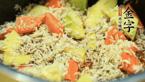 加入切好的胡蘿卜塊和南瓜塊、鹵牛肉塊攪拌均勻。放入電飯煲，按“煮飯模式”。