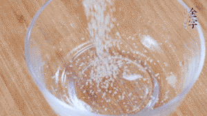 制作醬汁：1湯匙蠔油、1湯匙涼開水、2湯匙生抽、1/2湯匙白砂糖、少許辣椒圈。