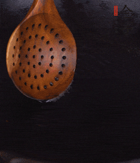 鍋中多倒些花生油，油溫達(dá)80度時(shí)，下芋頭丁炸 40 秒，直到表皮金黃，撈出待用。