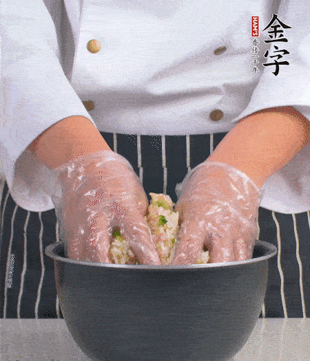 米飯中放西蘭花碎、咸肉丁，加少許黑胡椒、十來滴橄欖油拌勻。