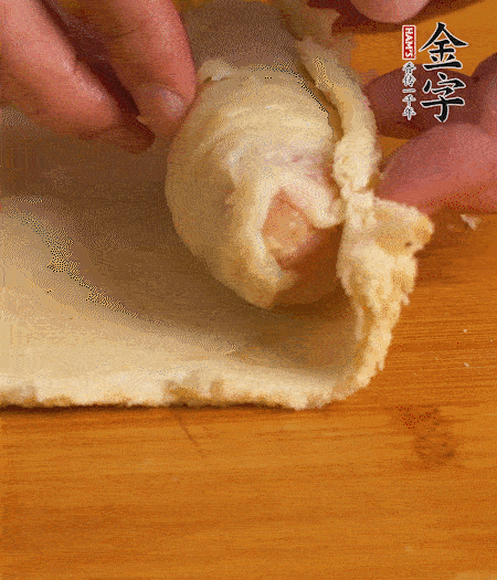 吐司卷起香腸，吐司尾端涂抹少許全蛋液，卷好的吐司表面蘸上蛋液，在裹上一層面包糠，送入預熱好的烤箱中。