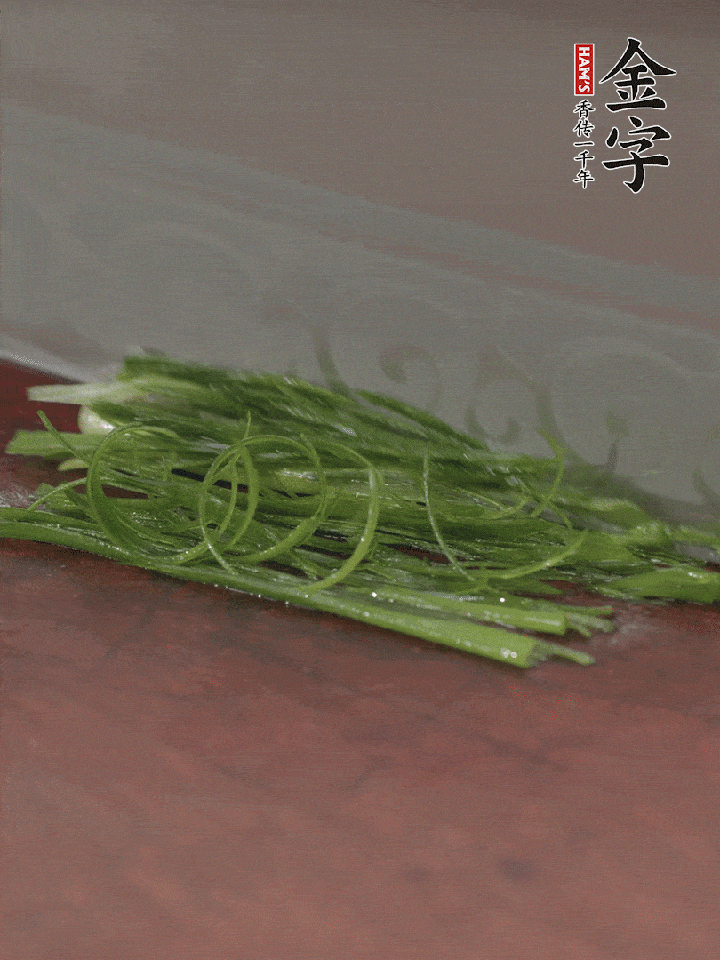 生姜切薄片，紅椒切細絲，小蔥蔥綠切細絲，泡入冰水中保持新鮮。