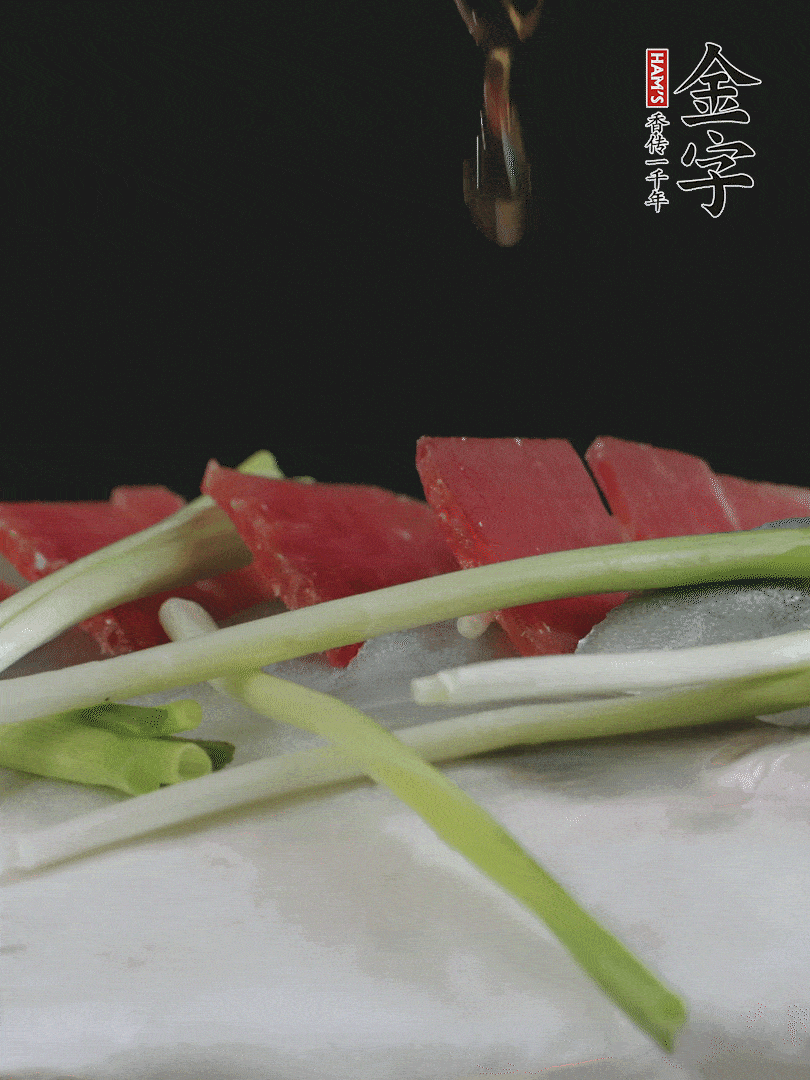 蔥白置于魚身，放適量豌豆，淋上花雕酒。