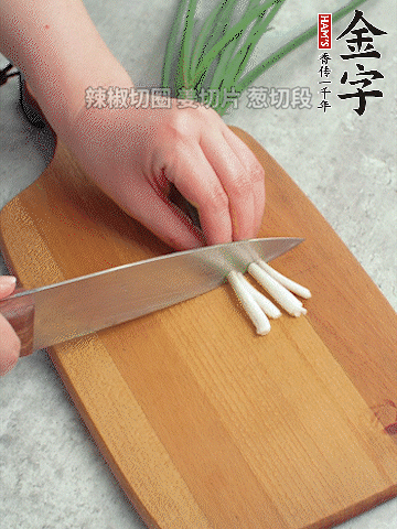 切好的咸肉鋪在碗邊，然后把千張放在中間。