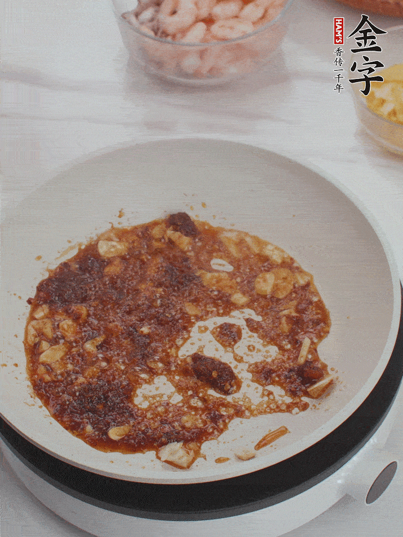 冷鍋熱油，1大勺金字火腿XO醬、蒜末炒香，倒粉絲一起炒。