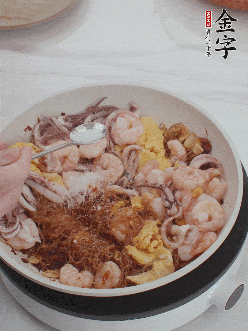 加雞蛋，蝦仁，魷魚混合。