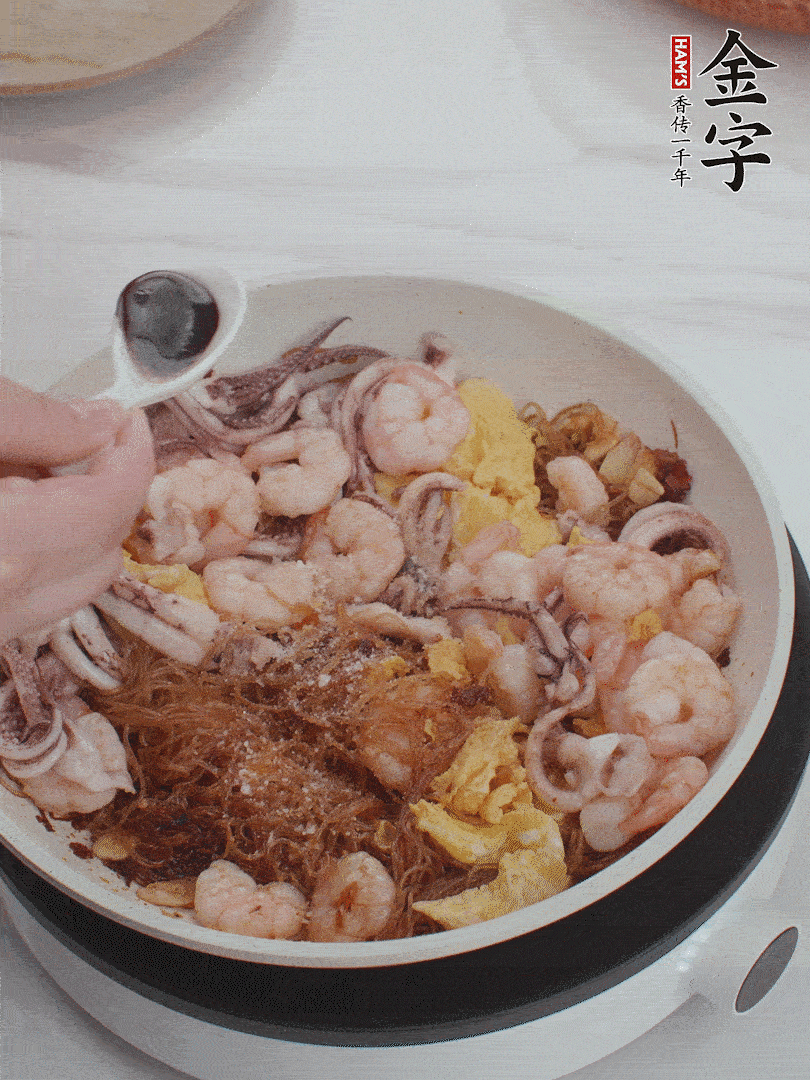 放1/3勺鹽、1/3勺雞精、1/3勺糖、2/3勺生抽調味。