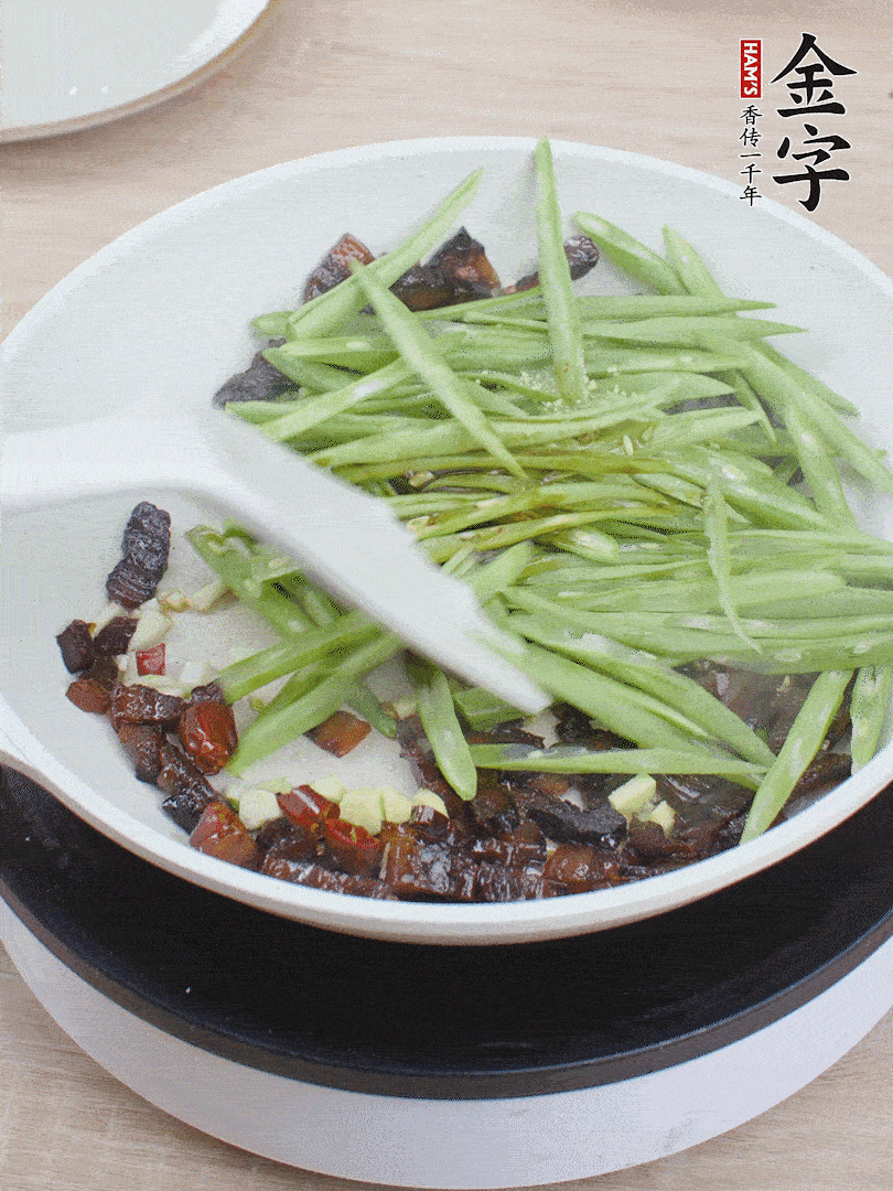 下豆角，生抽、雞精調味，炒到斷生。