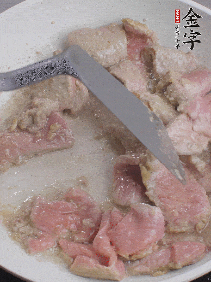 鍋中少油，下牛肉炒至變色。（盛出來(lái)）