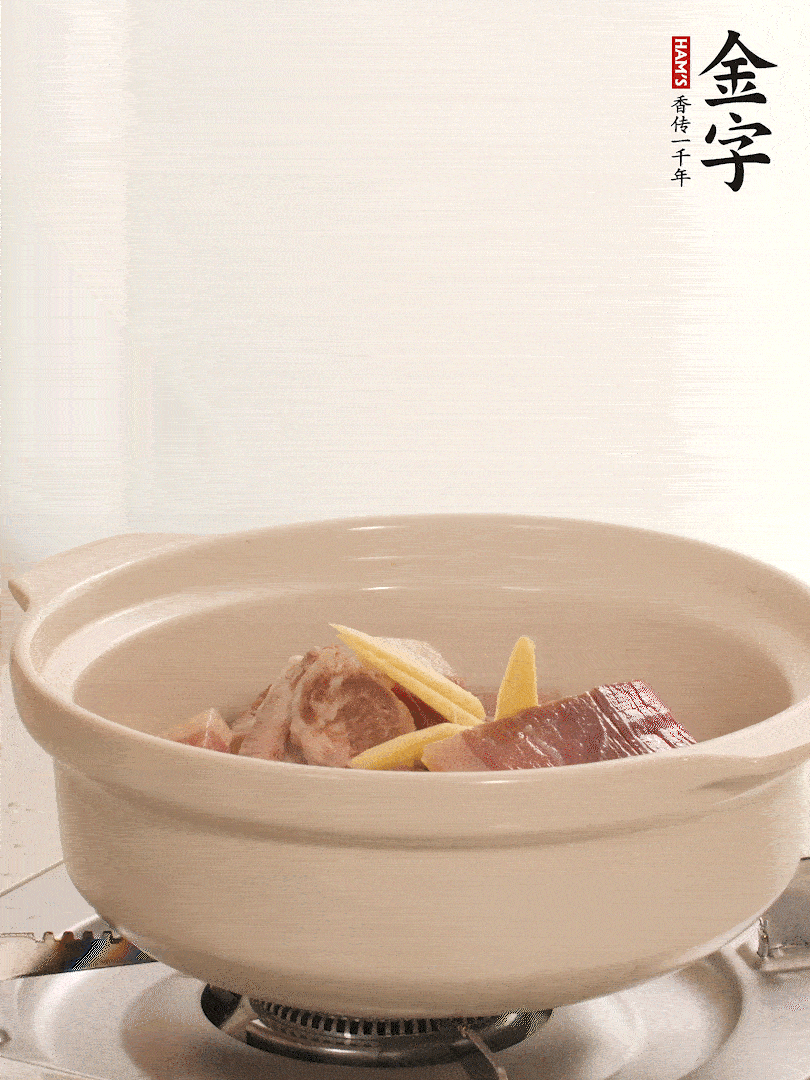 湯鍋放入排骨、火腿、姜，加適量水。煮開后轉(zhuǎn)小火燉40分鐘。