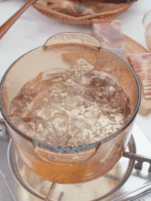 春筍切片焯水3分鐘，去除草酸澀味。