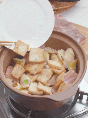 依次下春筍、豆腐，開水沒過食材。