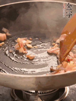 熱油爆香大蒜粒，煸香咸肉丁，淋一勺黃酒調味。