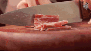 200g金字淡咸肉、100g冬筍、100g香干分別切細丁。