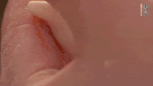 取一小團面，用掌心搓成小球狀，從小球中心捏窩，放入餡料，封口后，留出小尾巴。