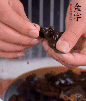 木耳冷水泡發(fā)，處理成小塊。（如果是小木耳就不用切了）