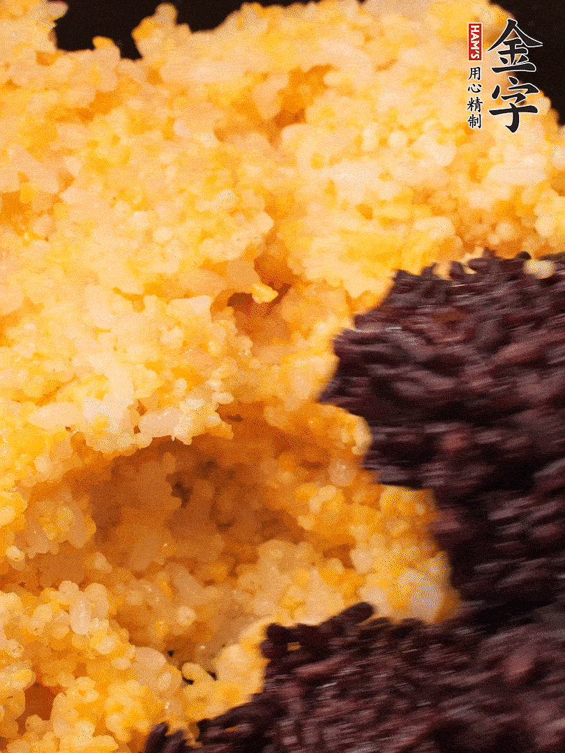 混合小米、紫米煮熟，加豬油攪拌均勻（紫米分開煮在攪拌）