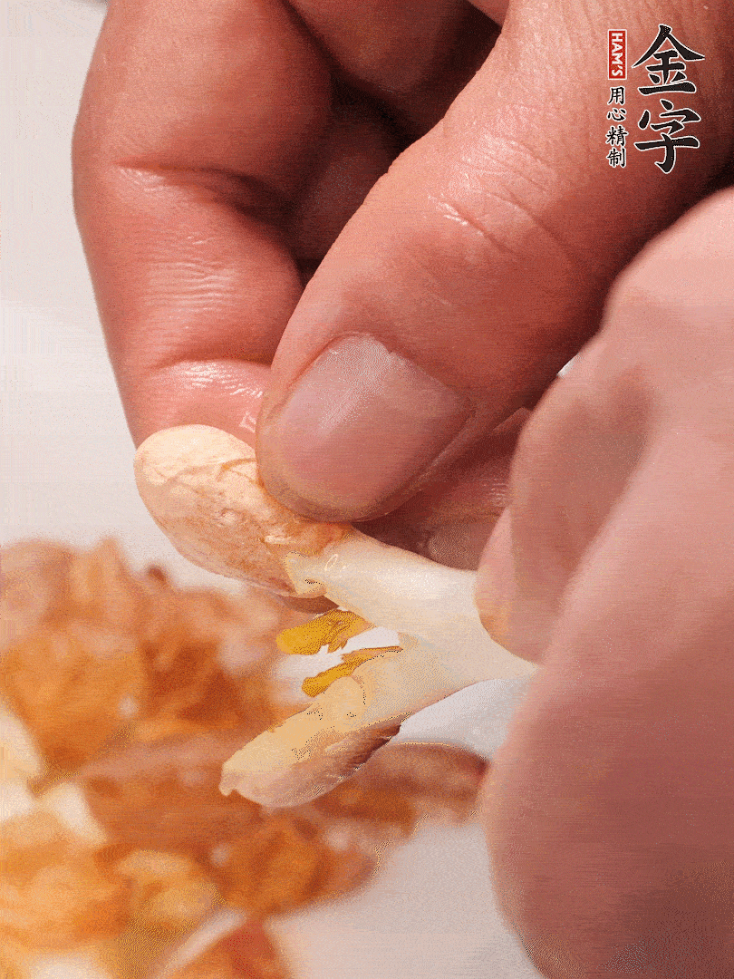 花生芽切段。開(kāi)水焯水1分鐘，去掉頂部的花生皮