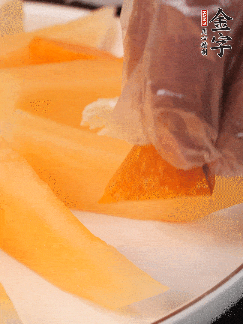 刀用火烤一下，切開奶酪