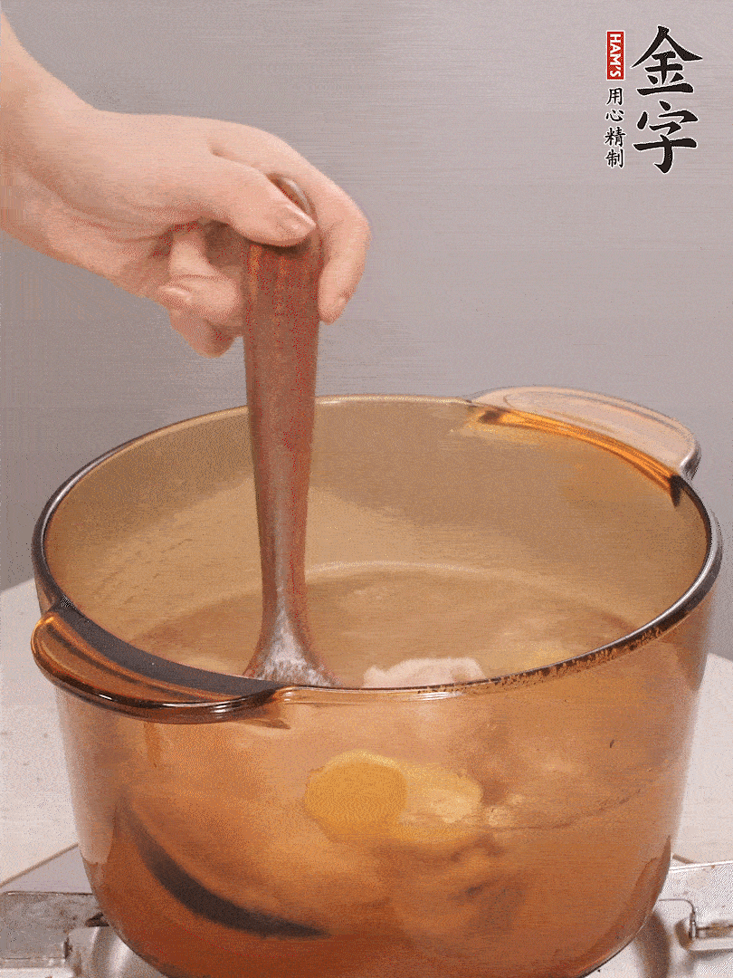 鴨肉、白果、火腿、生姜一起放入砂鍋，清水沒過食材，大火燉煮1小時