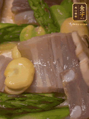 倒入熱水，燉煮10分鐘