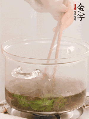 香椿焯水，變色后撈出，切成小段