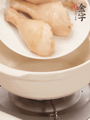 雞腿、火腿、干貝、蒜頭放入砂鍋內燉1小時