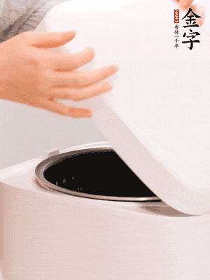 泡發(fā)香菇的水和調(diào)好的醬汁混合在一起，倒入電飯煲中，煮飯。