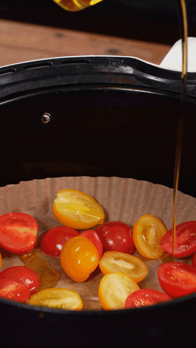 小番茄撒鹽胡椒，空氣炸鍋烤10分鐘至表面變皺