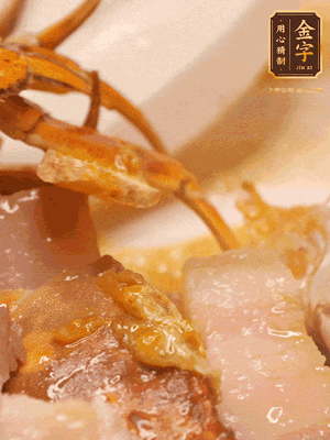 顏色變紅時(shí)，放蔥結(jié)、姜片煸香，再放咸肉、茭白、毛豆翻炒