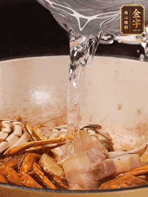 加料酒/花雕酒去腥，加入開水燜10分鐘左右