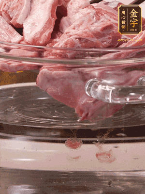 羊排清水洗凈，冷水浸泡30分鐘-2個(gè)小時(shí)，去除血沫。冷水下鍋，小火加熱析出血水后洗凈備用