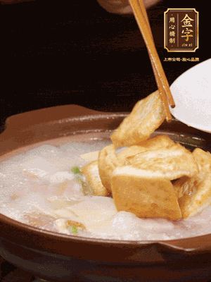 倒入開(kāi)水大火煮開(kāi)，轉(zhuǎn)中小火放咸肉，放一點(diǎn)點(diǎn)糖、味精慢燉10分鐘
