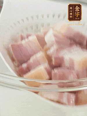金字淡咸肉、排骨分別加料酒、蔥、姜冷水下鍋焯水，水開(kāi)撇去浮沫撈出。