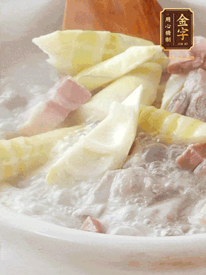 開(kāi)蓋后放春筍，小火慢篤20分鐘左右，出鍋后盛出。