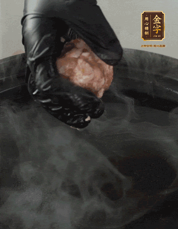 獅子頭摔打至圓潤牢固，等水煮開后，放獅子頭