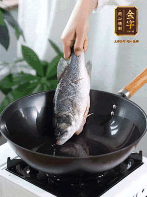 熱油，加1大勺豬油、姜片，再下鱸魚，煎至定型后翻面。（加點豬油，燉出的魚湯更容易變為清爽的奶白色。）