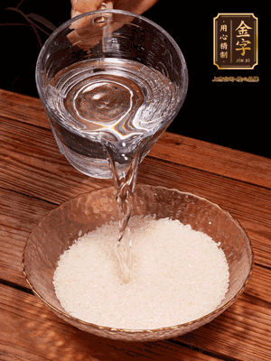 大米提前浸泡30分鐘。干香菇泡發切成條；蝦米提前浸泡2小時