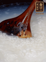 大米淘洗干凈，水開(kāi)放入大米，煮3分鐘，煮到用手可以掐斷大米，撈出瀝干備用