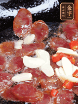 香腸煸香，加大蒜、小米辣增加香味