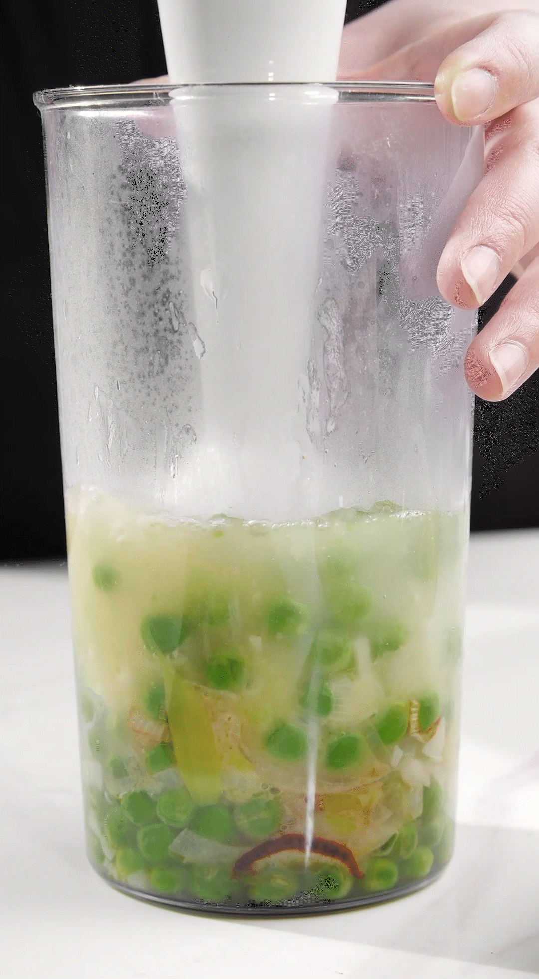 炒好的蔬菜+高湯或熱水，倒入破壁機攪打細(xì)膩絲滑即可。