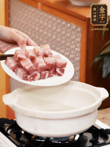 鍋內倒油，下咸肉微微煸炒，再放排骨炒一下