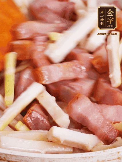 少許油煸香咸肉，下春筍翻炒均勻