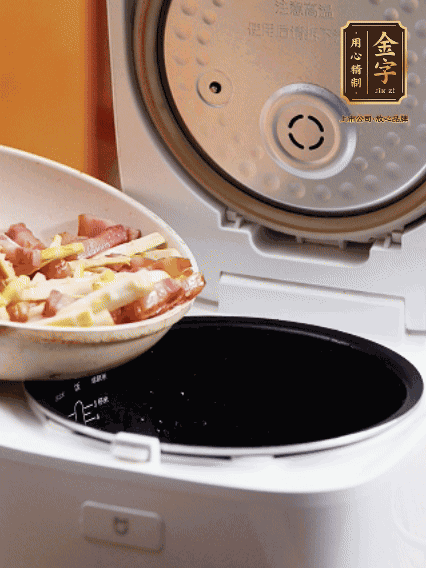 和洗凈的大米一起倒入電飯煲，攪拌均勻。水剛好沒過大米