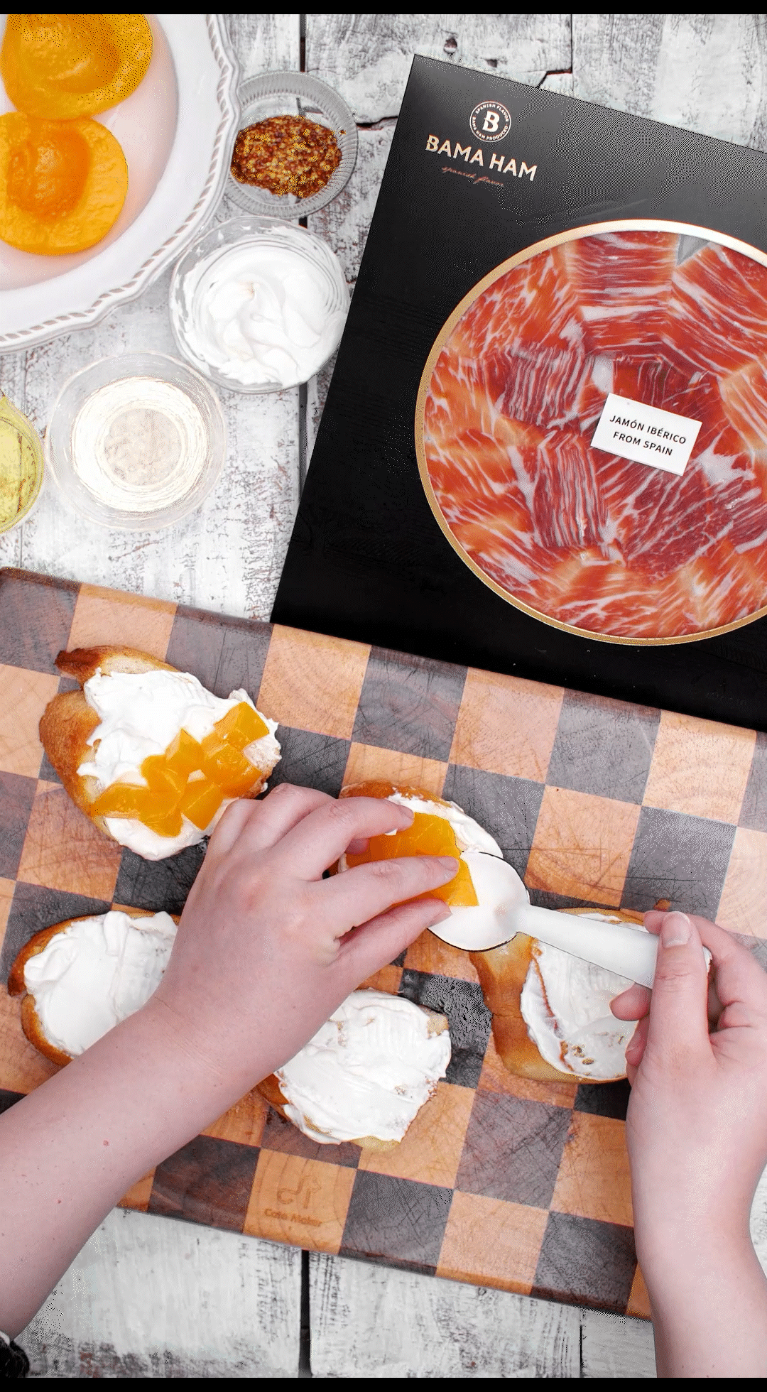 法棍涂抹奶油，放上黃桃和巴瑪火腿