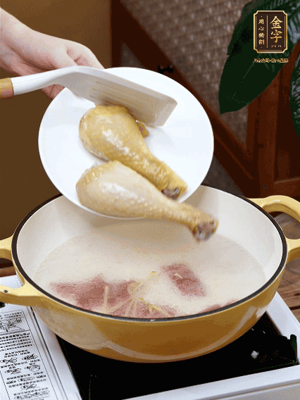 倒清水，放雞腿，大火煮開轉(zhuǎn)中小火煮20分鐘